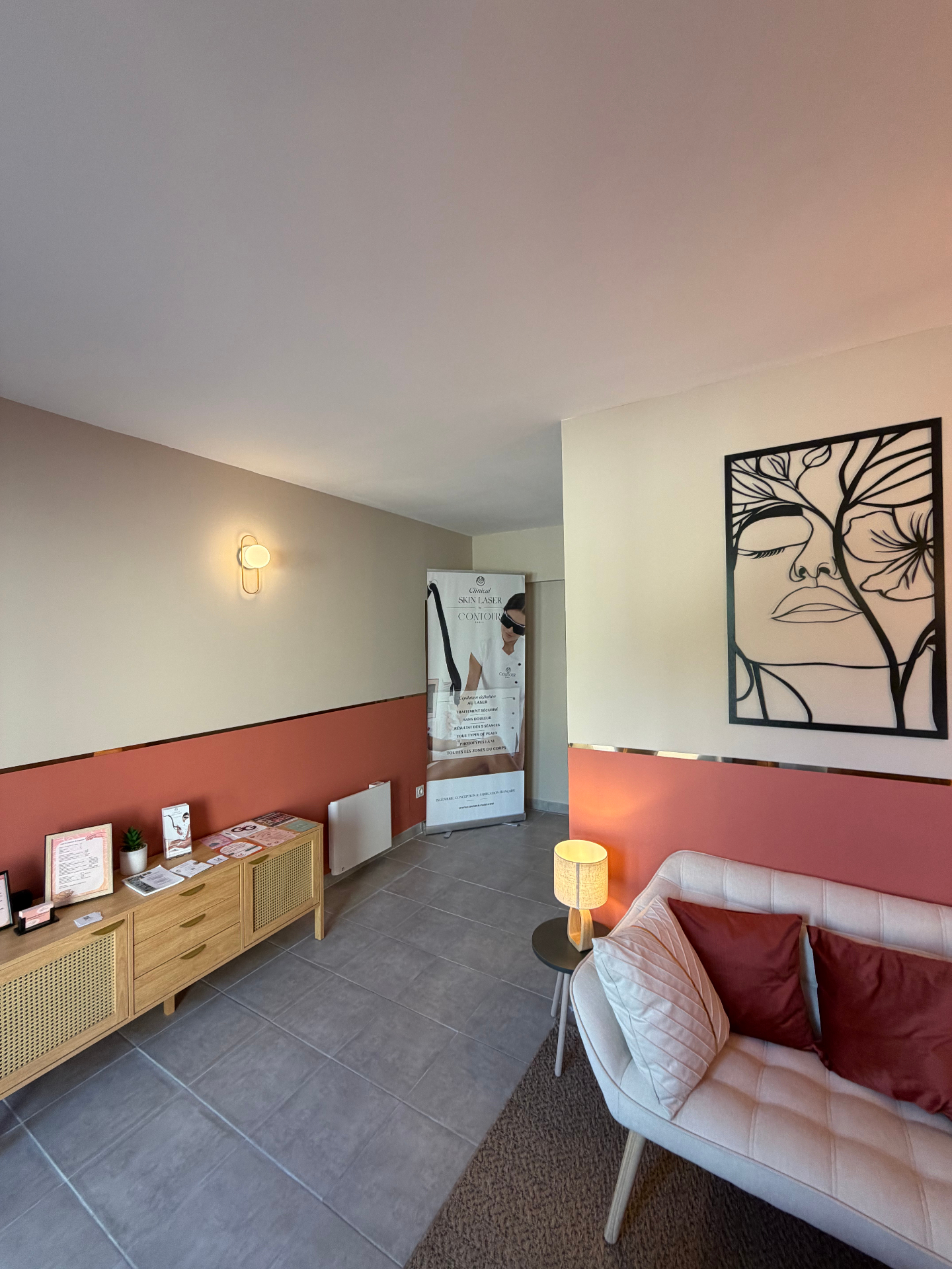 L'espace d'accueil Âméa avec canapé, lumière douce et décoration murale